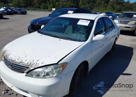 2005 Toyota Camry Le z USA, uszkodzony, nr VIN 4T1BE32K25U424706